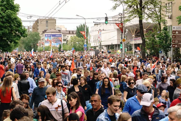 Rostov-on-Don / Rusia - 9 de mayo de 2018: Miles de personas están caminando por las calles centrales, llevando banderas de Rusia y la URSS y celebrando el Gran Día de la Victoria 1945 — Foto de Stock