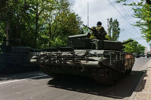 Rostov-on-Don / Rússia - Maio 2018: Desfile de equipamentos militares reais e soldados nas ruas da cidade em honra da vitória Imagens Royalty-Free