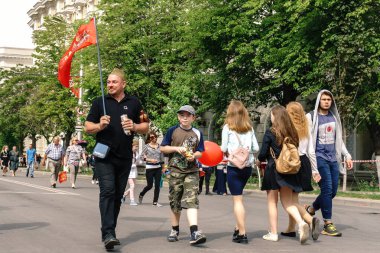 Rostov-on-Don / Rusya - 9 Mayıs 2018: Bayraklar ve askeri üniformalı insanlar kutlamak büyük tatil 9 Mayıs zafer günü kapalı yollar yürüyüş şehrin merkezi sokaklar boyunca