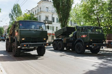 Rostov-on-Don / Rusya - Mayıs 2018: geçit töreni gerçek askeri teçhizat ve asker zafer onuruna şehrin sokaklarında