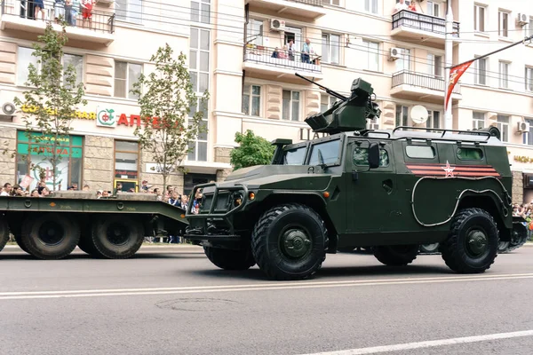 Rostów nad Donem / Rosja - 9 maja 2018 r.: wojskowy samochód pancerny jechał ulicami miasta na cześć zwycięstwa dzień zwycięstwa dnia 9 maja 1945 roku, to jest obserwowane przez wiele osób — Zdjęcie stockowe