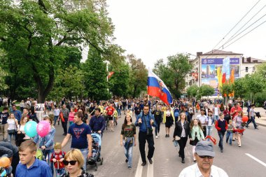 Rostov-on-Don / Rusya - 9 Mayıs 2018: bin-in insanlar Merkez sokaklarda, SSCB ve Rusya bayraklarını taşıyan ve büyük zafer gün 1945 kutluyor