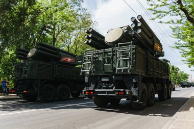 Rostov-on-Don / Rusya - Mayıs 2018: geçit töreni gerçek askeri teçhizat ve asker zafer onuruna şehrin sokaklarında