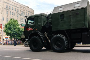 Rostov-on-Don / Rusya - 9 Mayıs 2018: askeri teçhizat sürdü, 1945'de 9 Mayıs zafer günü zafer günü onuruna şehrin sokaklarında, bu bir sürü insan tarafından görülmektedir