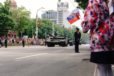Rostov-on-Don / Rusya - 9 Mayıs 2018: askeri teçhizat sürdü, 1945'de 9 Mayıs zafer günü zafer günü onuruna şehrin sokaklarında, bu bir sürü insan tarafından görülmektedir