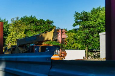 Çalışma dışı durumda Mobil vinç Kaldırma için kargo beklentisiyle inşaat sitede duruyor