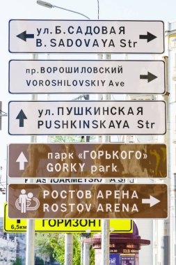 Rostov-on-Don / Rusya - Mayıs 2018: yabancı turistler ve futbol taraftarları için tabelaları yüksek kutup iki dilde yeni Rostov Arena stadyumu yönü göster