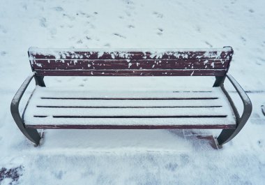 Sokaklar için diğer insanlara kar tabakası altında kışın ağaçta bir tezgah