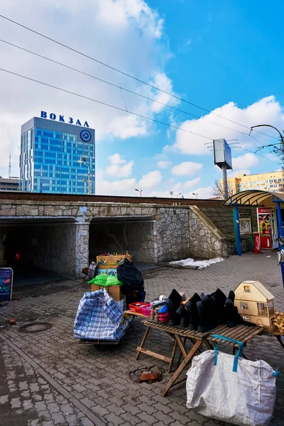 Rostov-on-Don / Rússia - Fevereiro de 2018: mercado ilegal em mesas perto da principal estação ferroviária no centro da cidade e da escadaria ferroviária em que os trens viajam — Fotografia de Stock