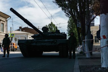 Rostov-on-Don / Rusya - Mayıs 2018: geçit töreni gerçek askeri teçhizat ve asker zafer onuruna şehrin sokaklarında