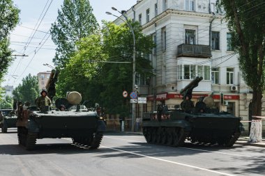 Rostov-on-Don / Rusya - Mayıs 2018: geçit töreni gerçek askeri teçhizat ve asker zafer onuruna şehrin sokaklarında