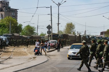 Rostov-on-Don / Rusya - Mayıs 2018: geçit töreni gerçek askeri teçhizat ve asker zafer onuruna şehrin sokaklarında