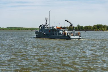 Rostov-on-Don / Rusya - Mayıs 2018: Açık ve sıcak bir günde şehir seti yakınlarında tatil onuruna savaş gemileri geçit töreni