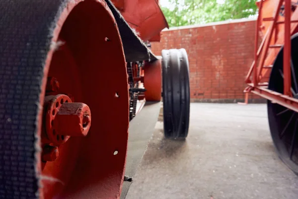Ruedas de metal sin neumáticos en un tractor muy viejo de principios del siglo XX en un museo al aire libre —  Fotos de Stock