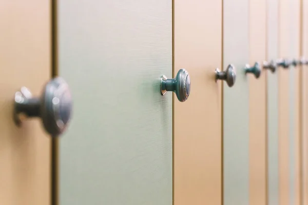 Portas idênticas em uma fileira de armários escolares feitos de madeira pintada em cores diferentes — Fotografia de Stock