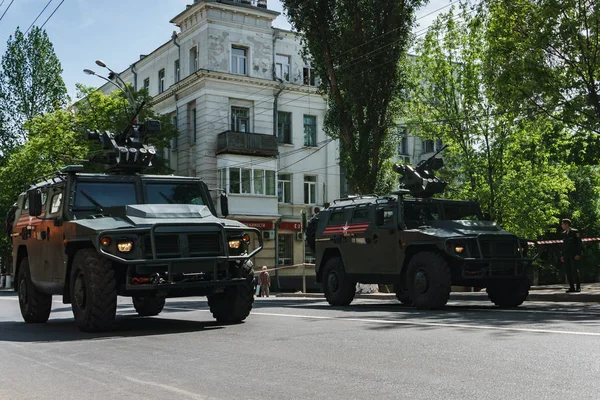 Rostov-on-Don / Rússia - Maio 2018: Desfile de equipamentos militares reais e soldados nas ruas da cidade em honra da vitória — Fotografia de Stock