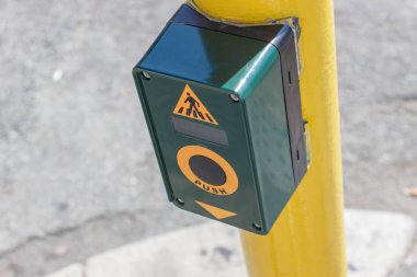 Sarı renk yolun karşısına düğmesini yaya.