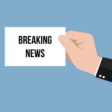 Kağıt haber metnini gösteren adam 