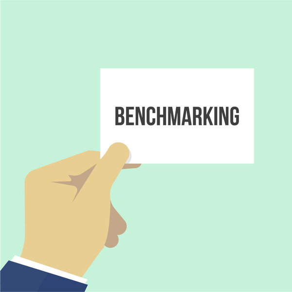 Человек, показывающий текст Бенчмаркинга
