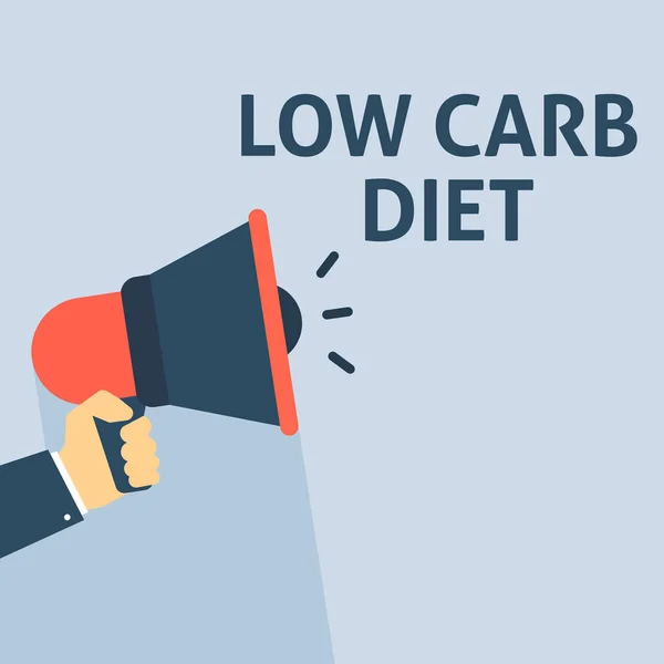 Low Carb Diet tillkännagivande. Handen håller MegaFon med pratbubblan — Stock vektor
