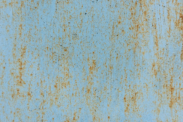 крупным планом вид старой поцарапанной голубой стены на фоне ржавчины
