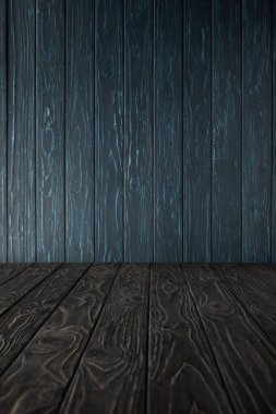 gri ahşap masa ve koyu mavi ahşap duvar