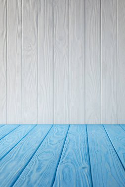 mavi çizgili masa üstü ve beyaz ahşap duvar