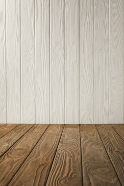 kahverengi çizgili masa üstü ve beyaz ahşap duvar