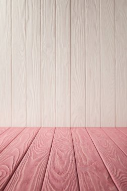 pembe çizgili masa üstü ve beyaz ahşap duvar