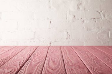 pembe ahşap masa üstü ve beyaz duvar tuğla ile