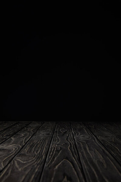 серый огромный деревянный стол на черном
