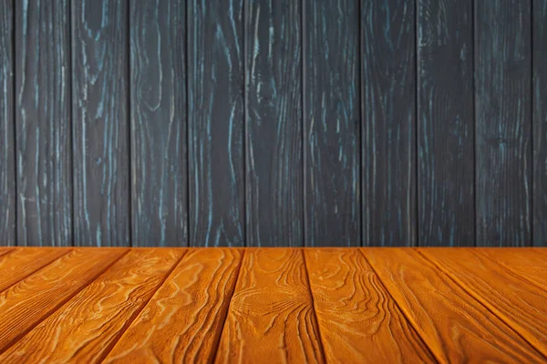 Orange Striped Tabletop Dark Blue Wooden Wall — Stock Photo, Image