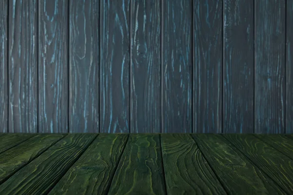 Zöld Csíkos Asztali Sötét Kék Fából Készült Fal — Stock Fotó