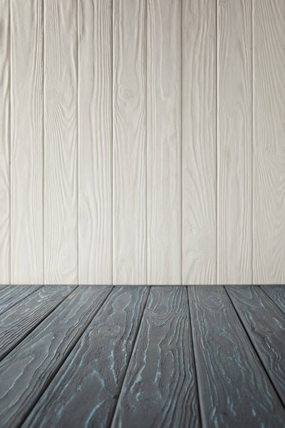 серый полосатый стол и белая деревянная стена
