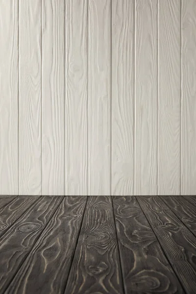 Ciemny Szary Drewniany Stołowymi Białe Drewniane Ściany — Zdjęcie stockowe