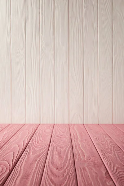 Różowe Paski Stołowymi Białe Ściany Drewniane — Zdjęcie stockowe