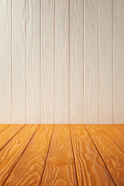 Meja Bergaris Oranye Dan Dinding Kayu Putih — Stok Foto