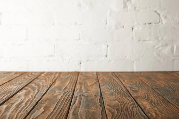 Braune Holzoberfläche Und Weiße Mauer Mit Ziegeln — Stockfoto