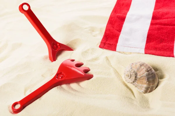 Towel Toys Seashell Sandy Beach — Free Stock Photo