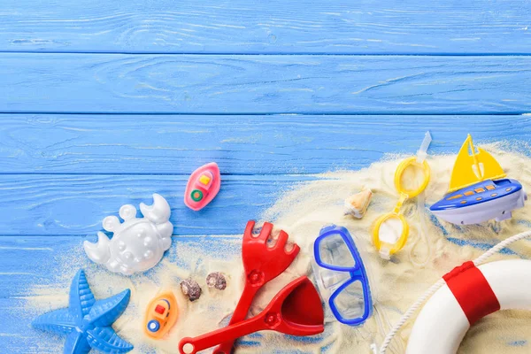 Tauchermaske Und Strandspielzeug Auf Blauem Holzhintergrund — Stockfoto