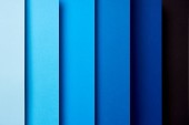 Vzorkem překrývajících se listy papíru v modrých tónech