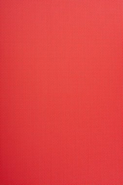 Kırmızı zemin üzerine küçük küçük polka noktalı deseni