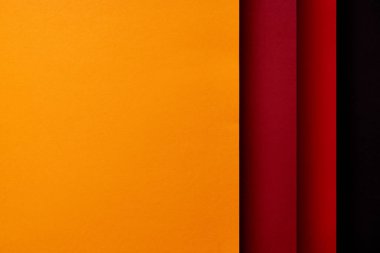 Kağıt yapraklarının kırmızı ve sarı tonları arka planda