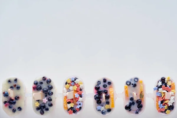 从灰色背景看水果和浆果的冷自制冰淇淋 — 免费的图库照片