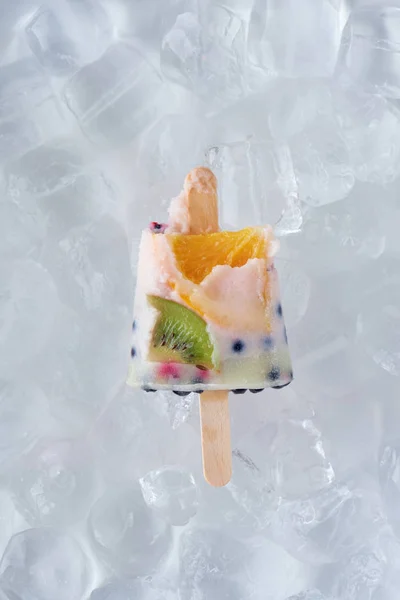 Vista Cerca Mitad Paleta Casera Con Frutas Bayas Cubitos Hielo — Foto de Stock