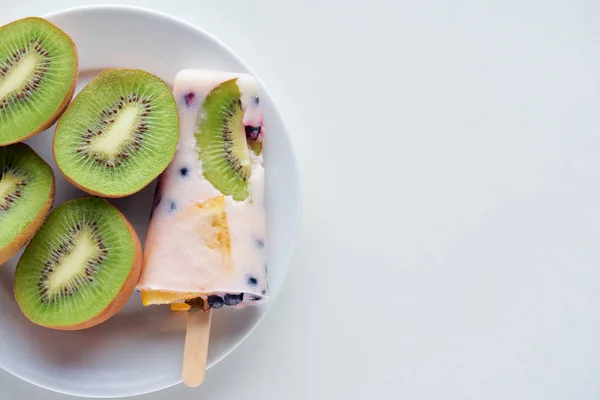 Blick Von Oben Auf Köstliches Hausgemachtes Eis Stiel Mit Beeren — Stockfoto