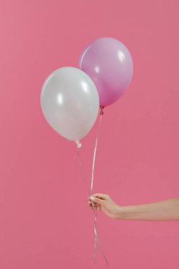 İki balon pink izole tutan kadın görünümünü kırpılmış
