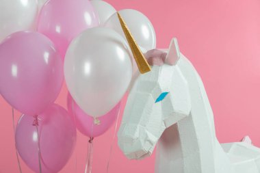 Balonlar parti tek boynuzlu at pink izole tarafından demet
