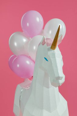 Dekoratif hava balonları pink izole olan kağıt at