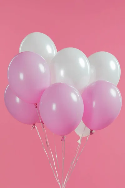 Dekorative Weiße Und Rosa Luftballons Isoliert Auf Rosa — Stockfoto